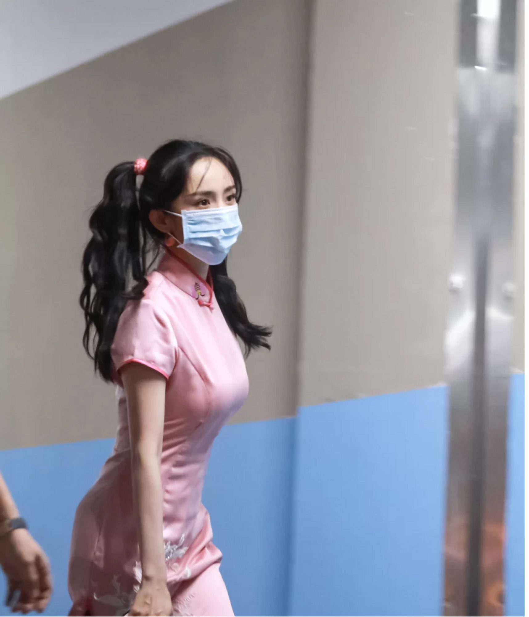 杨幂身材让人过目不忘,身穿粉色刺绣旗袍,勾勒前凸后翘小蛮腰