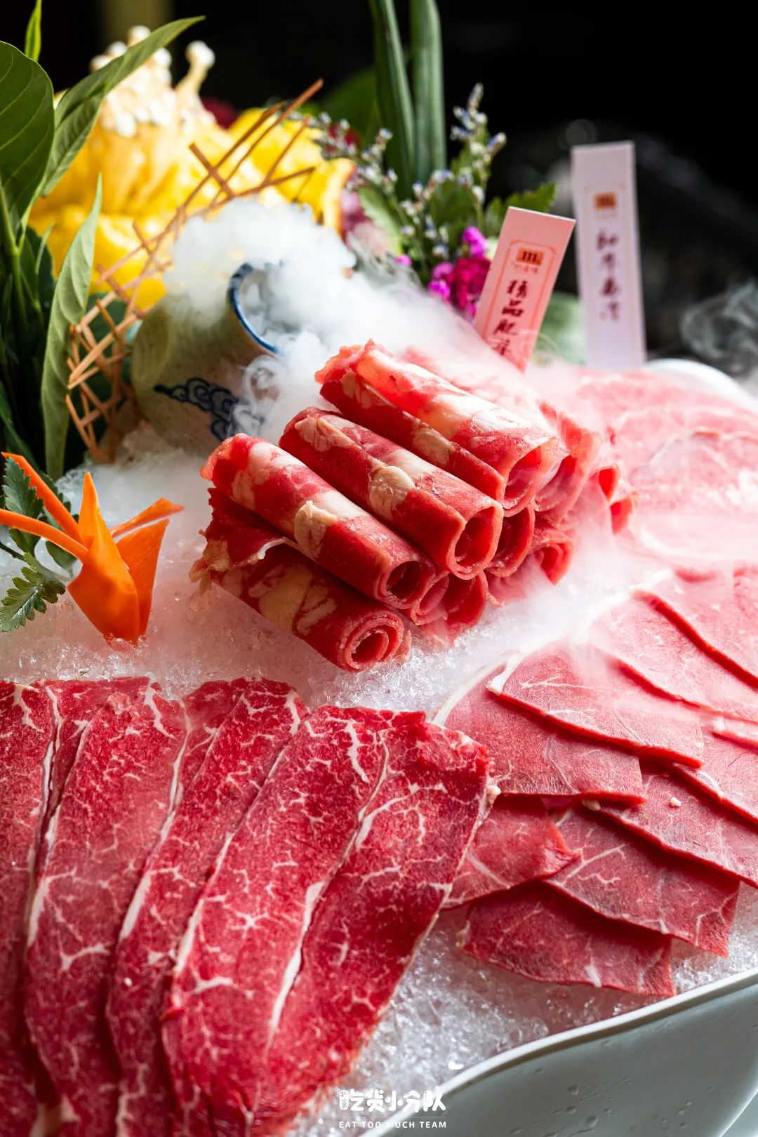 花胶鸡锅最适合涮的就是各种牛肉,【牛肉拼盘】里有精品肥牛,和牛上