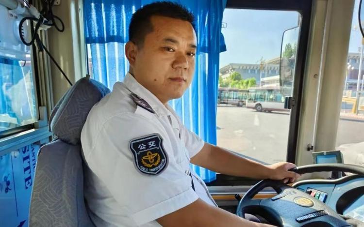 山东好人张洪瑞:公交司机拾金不昧,七万元巨款完璧归赵