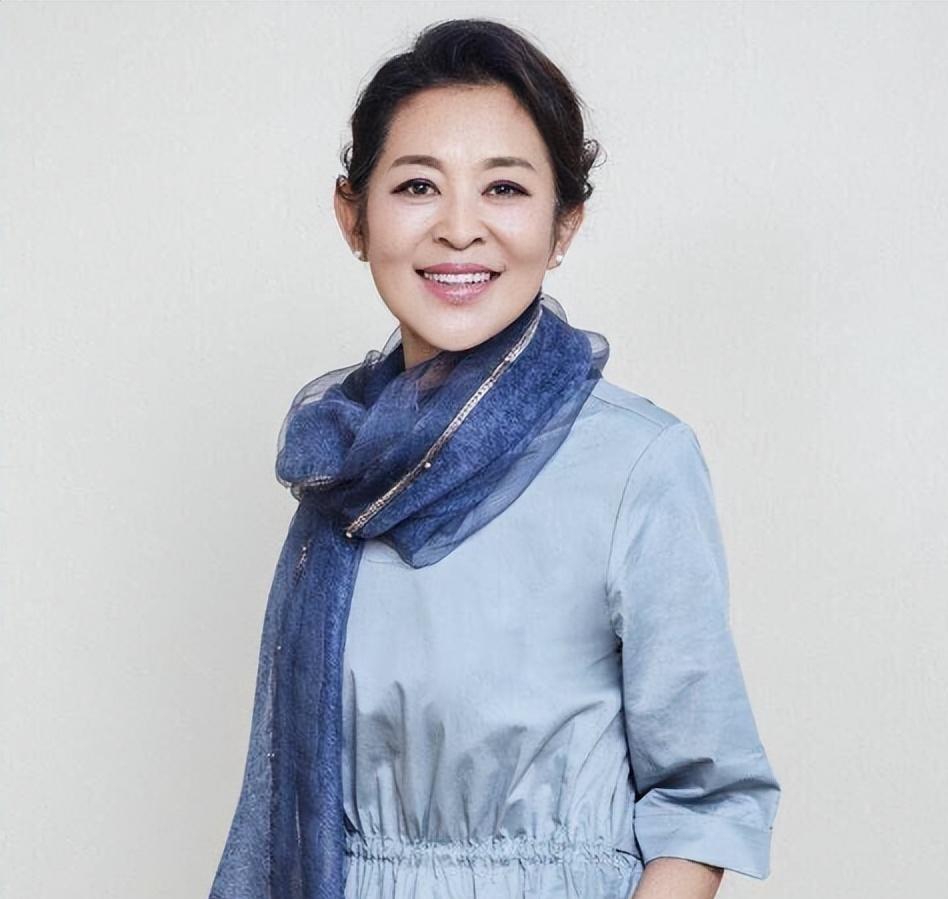 "央视一姐"倪萍:遭陈红挺肚逼婚输得一败涂地,她输哪了?