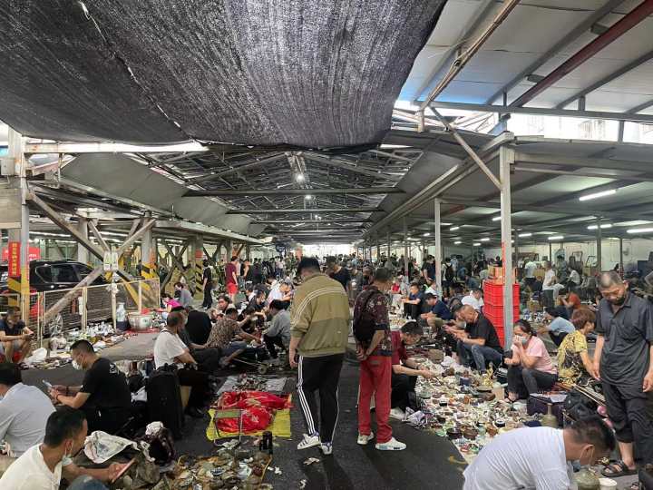 周末要不要来淘宝?杭州二百大收藏品市场,小哥哥小姐姐直呼"看迷了眼"