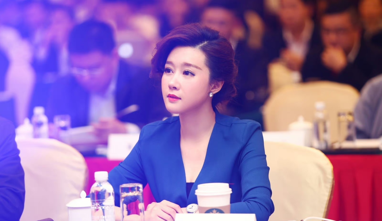 从当红主持人到百亿富豪二婚妻子,38岁周婷现状引人热议