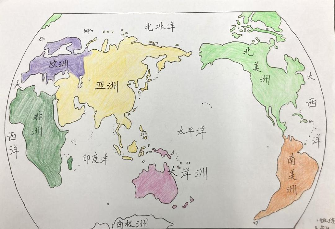 一幅是展示六大板块分布的地图,另一幅则是描绘东西半球划分的地图