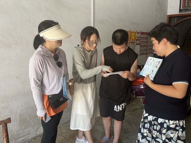 随县洪山镇第一中学教师暑假走村入户开展防溺水知识下乡宣讲