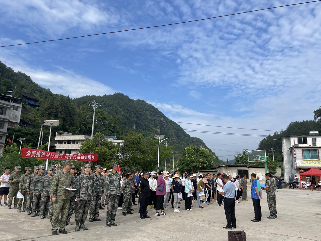 凯里市万潮镇:干群携手齐上阵 乡村庭院展新颜