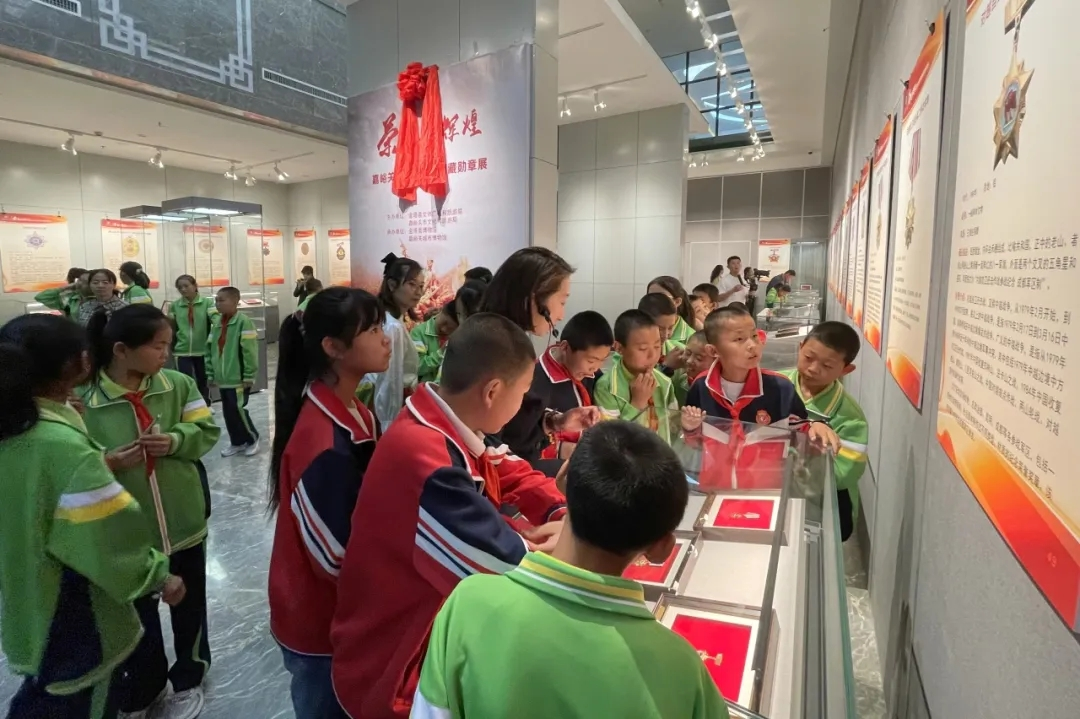 嘉峪关城市博物馆举办"荣耀与辉煌"馆藏勋章馆际交流展走进金塔县博物