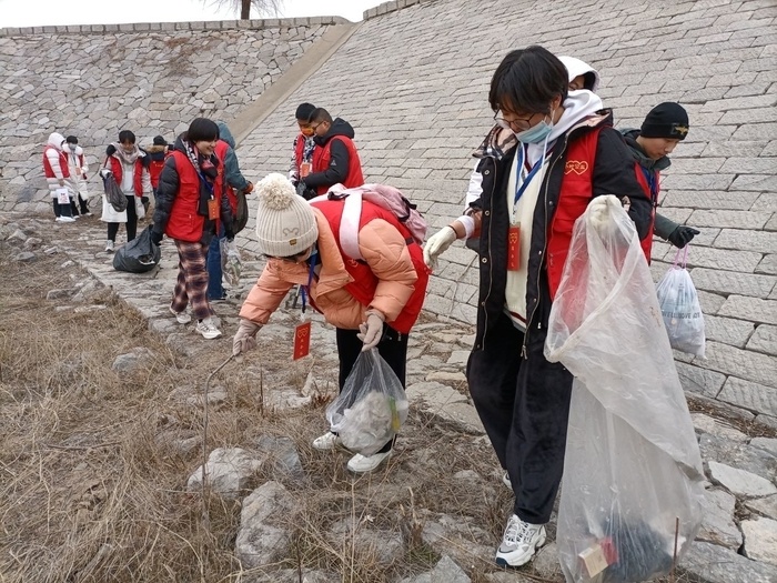 寒风中的公益:15名高中生志愿者齐聚黄河畔,义务捡拾垃圾