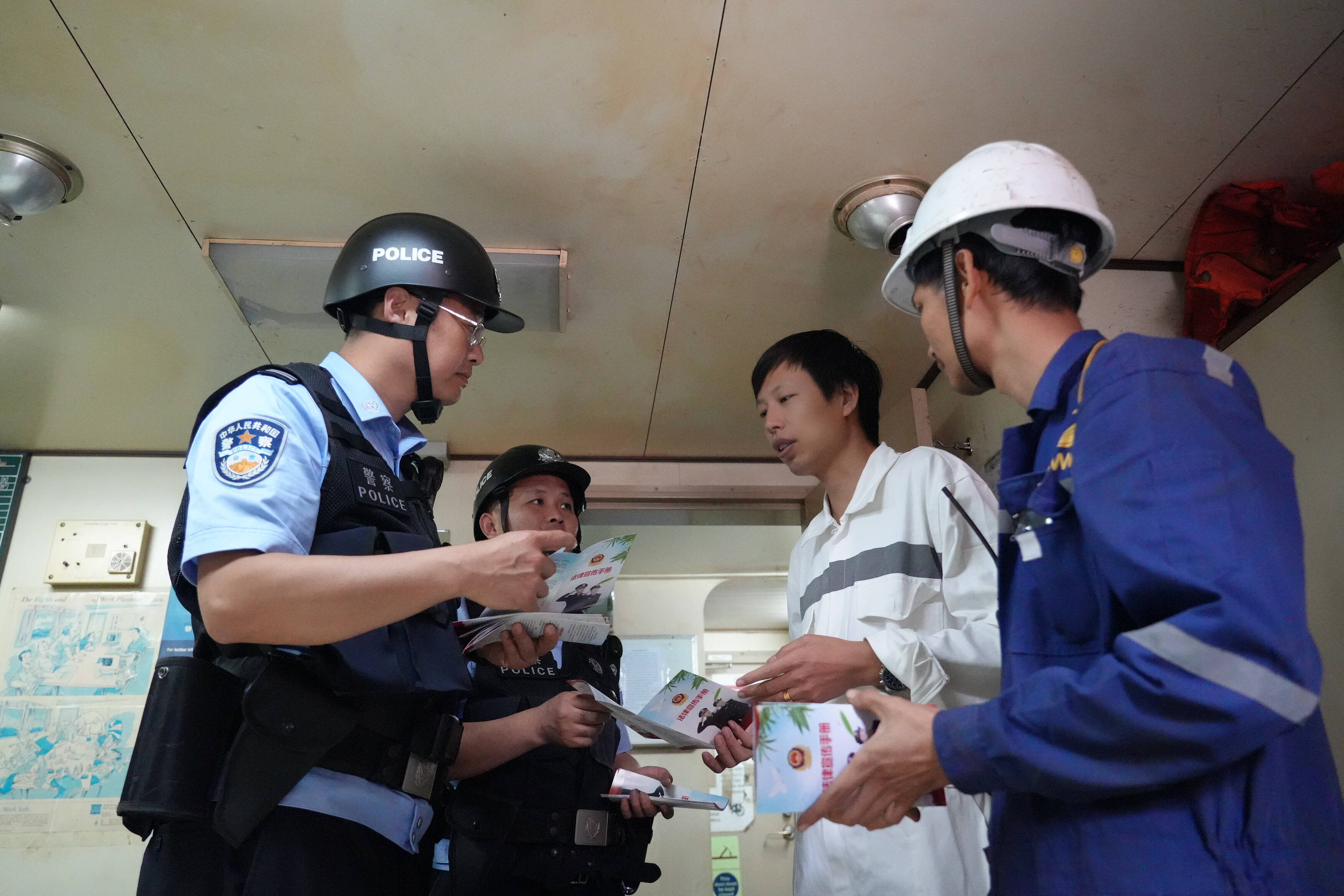 威海边检站护航"威海-坦桑尼亚"航线首航