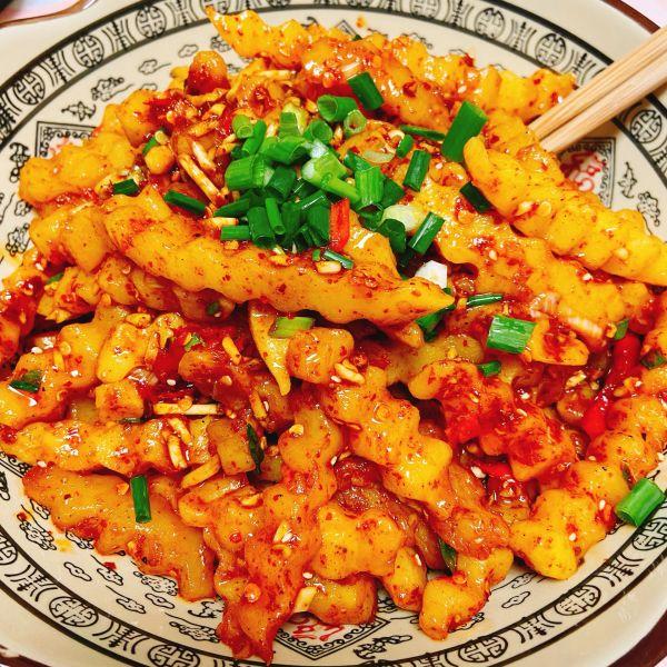 凭什么狼牙土豆成了350万乐山人最赚钱的小吃,是麻辣带着香吗?