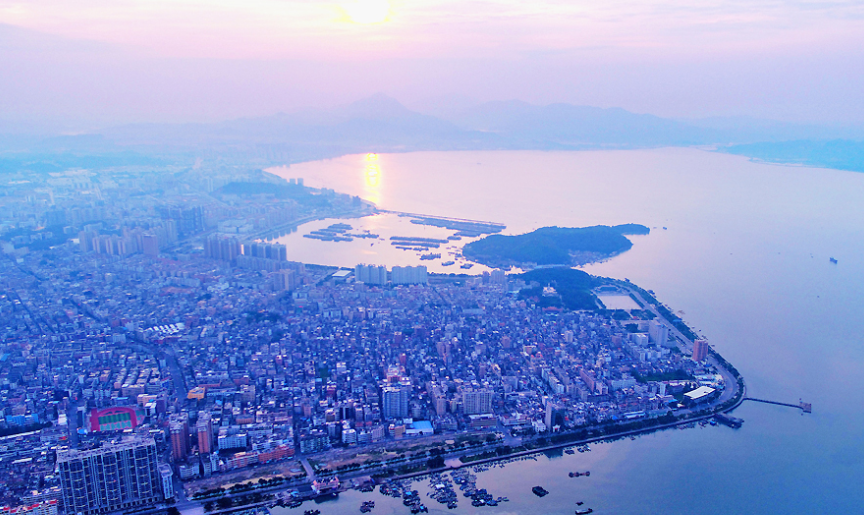 南方一座"可惜"的沿海城市,和香港隔海相望,却没能发展起来