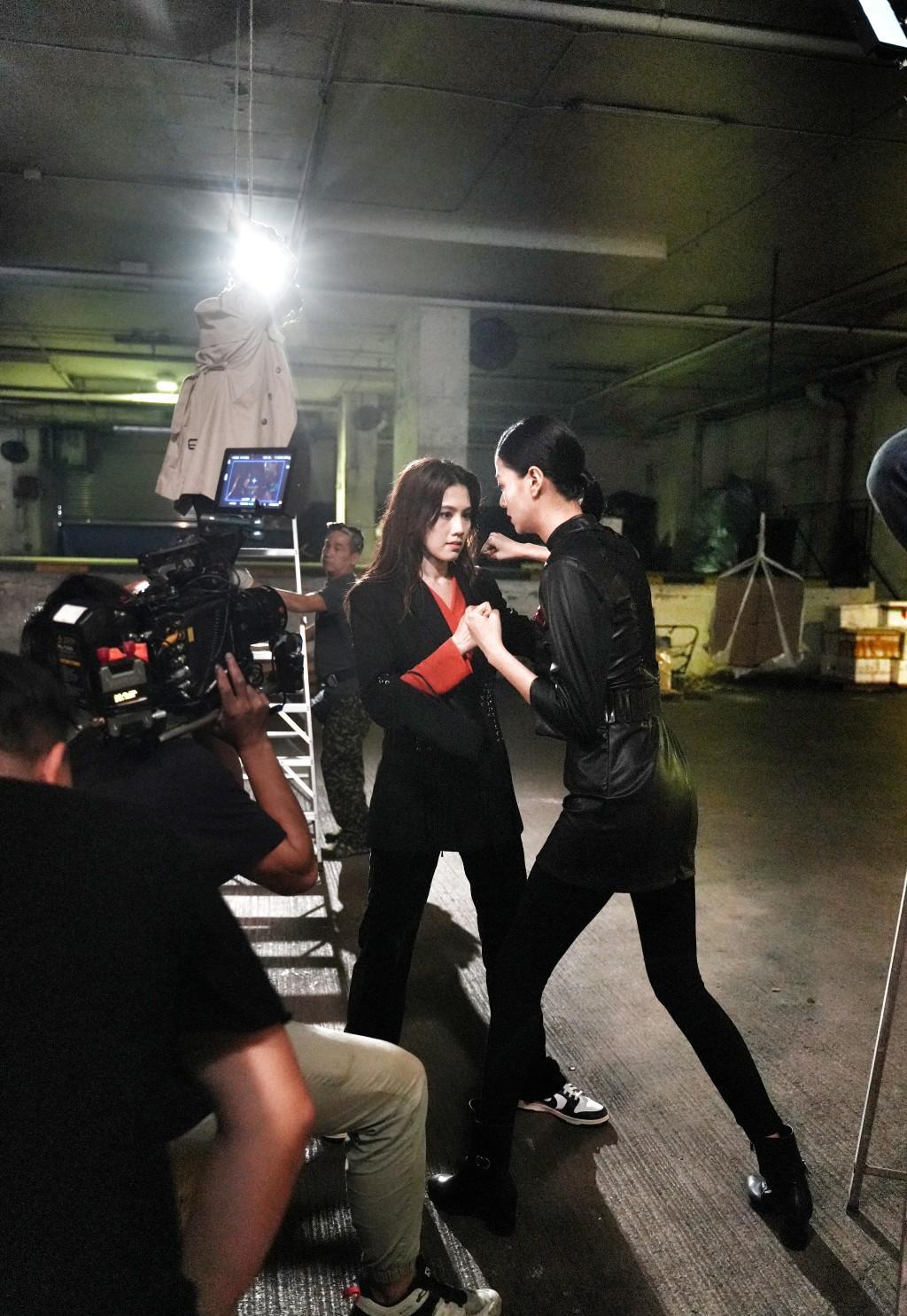 周秀娜与黄宗泽太默契!拍吻戏亲到无感觉,直接把男方当小朋友