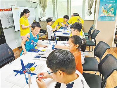中原区图书馆开展创意机器人设计体验活动