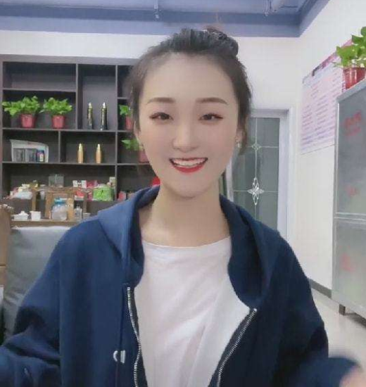 大衣哥女儿朱雪梅唱歌图片