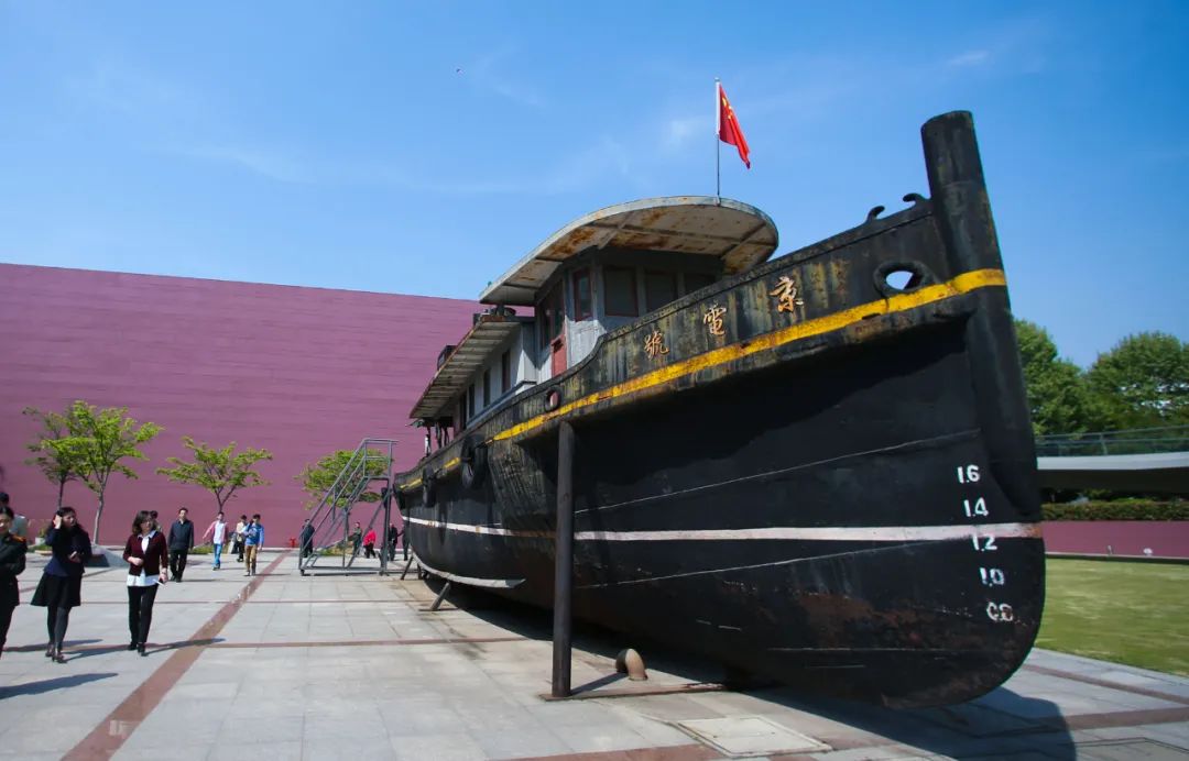 陈列在渡江胜利纪念馆广场的"京电号"小火轮.南报融媒体记者 冯芃 摄