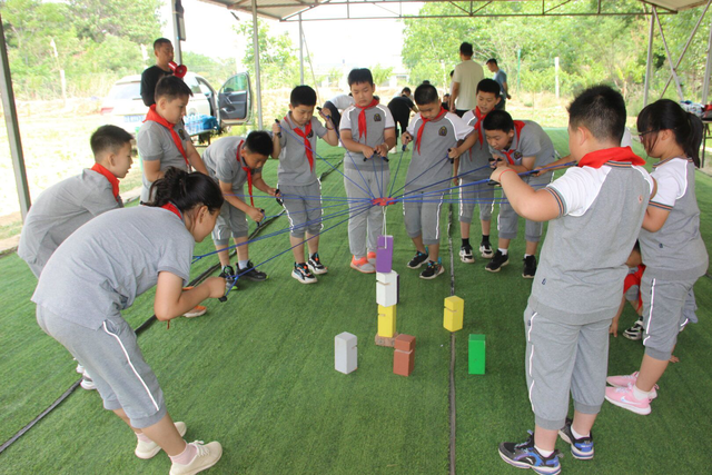 乐翻天!济南一小学学生与家长共同参加拓展训练