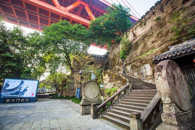 悬崖峭壁上的重庆东水门老街,历经六百年曲折,透露着古朴时尚