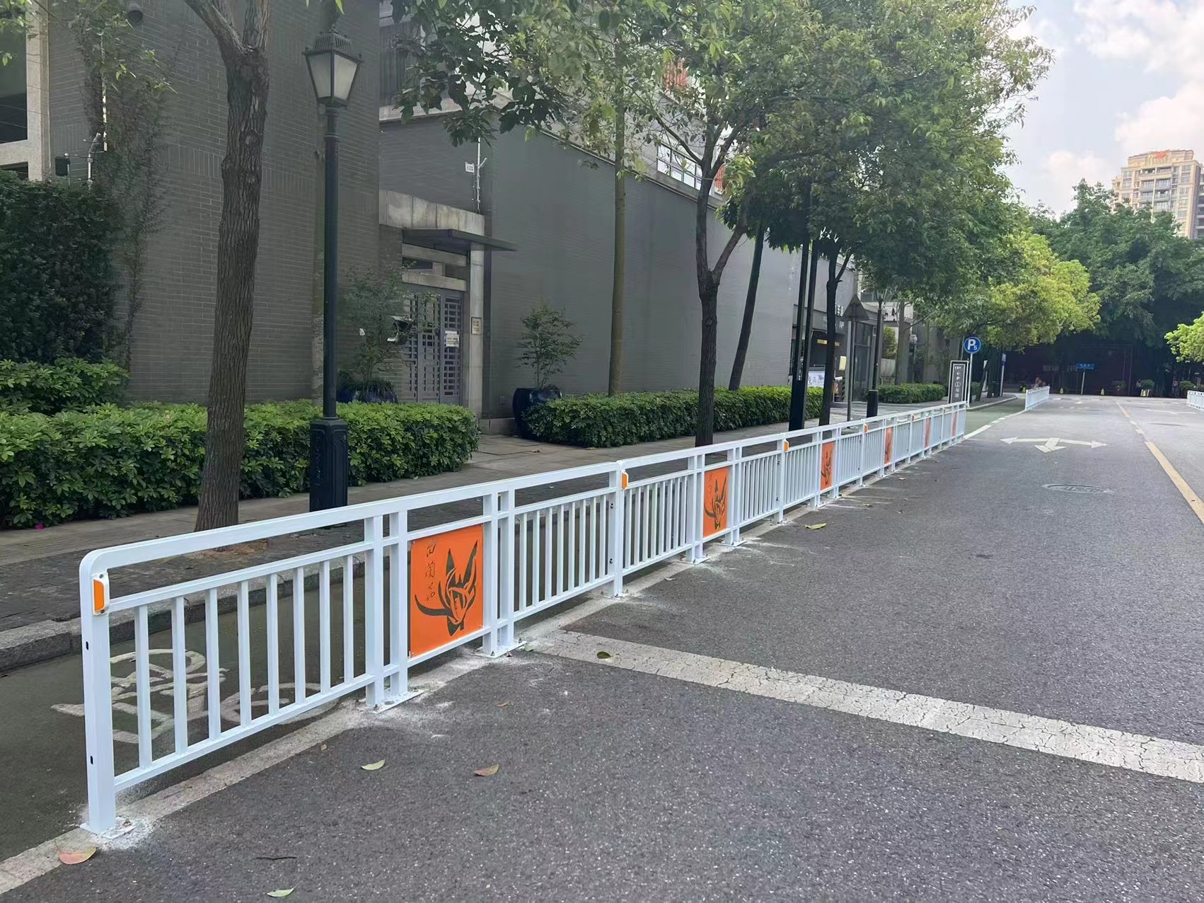 广东新颖设计美观的白阑道路护栏人行道栏杆