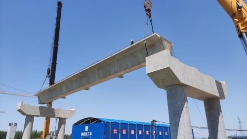 广饶县小清河畔首榀箱梁架设成功