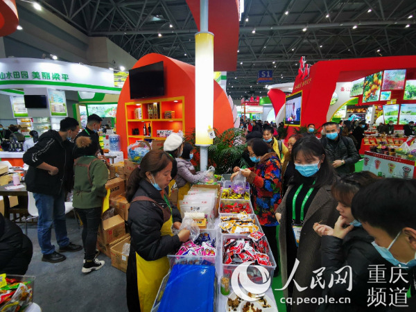 来西部农交会武隆展台吃羊肉汤锅,羊角豆干