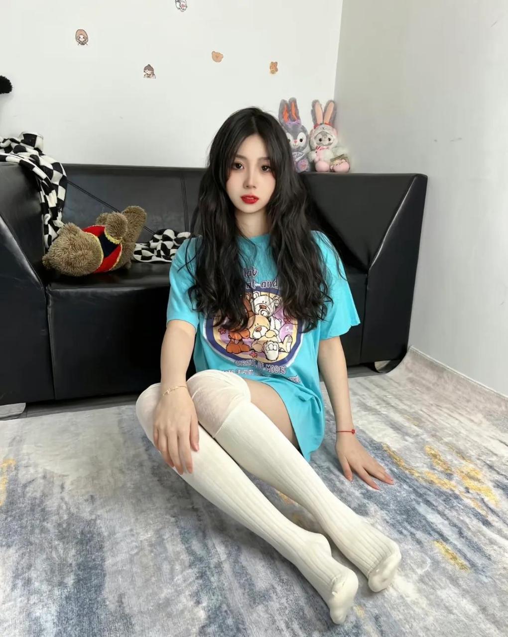 加棉白袜配波浪,不上床也不上炕!#街拍# #美女# #美女