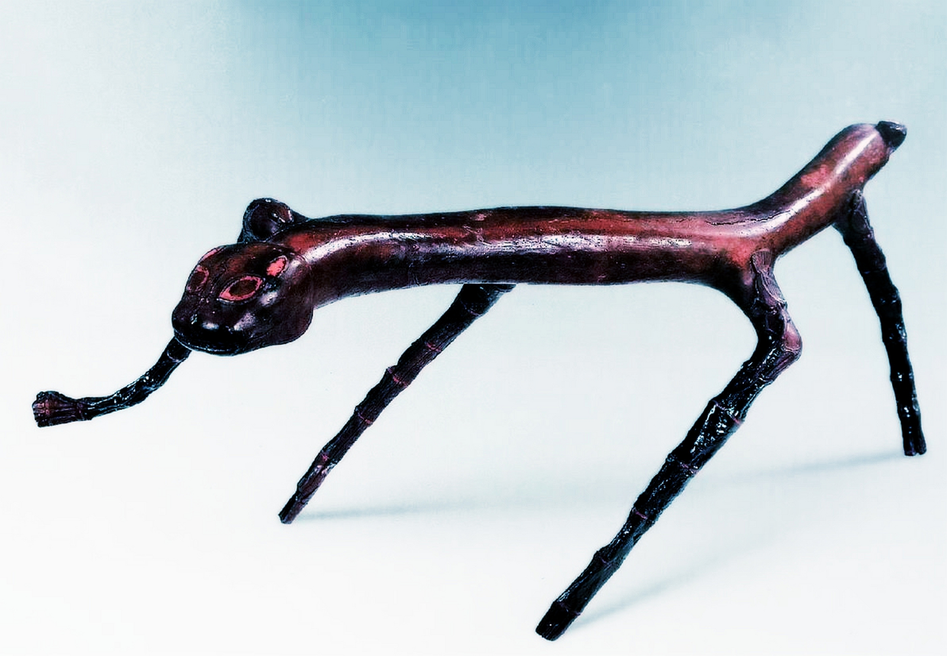 出土于马山一号墓1982年荆州.战国时期根雕辟邪漆器.