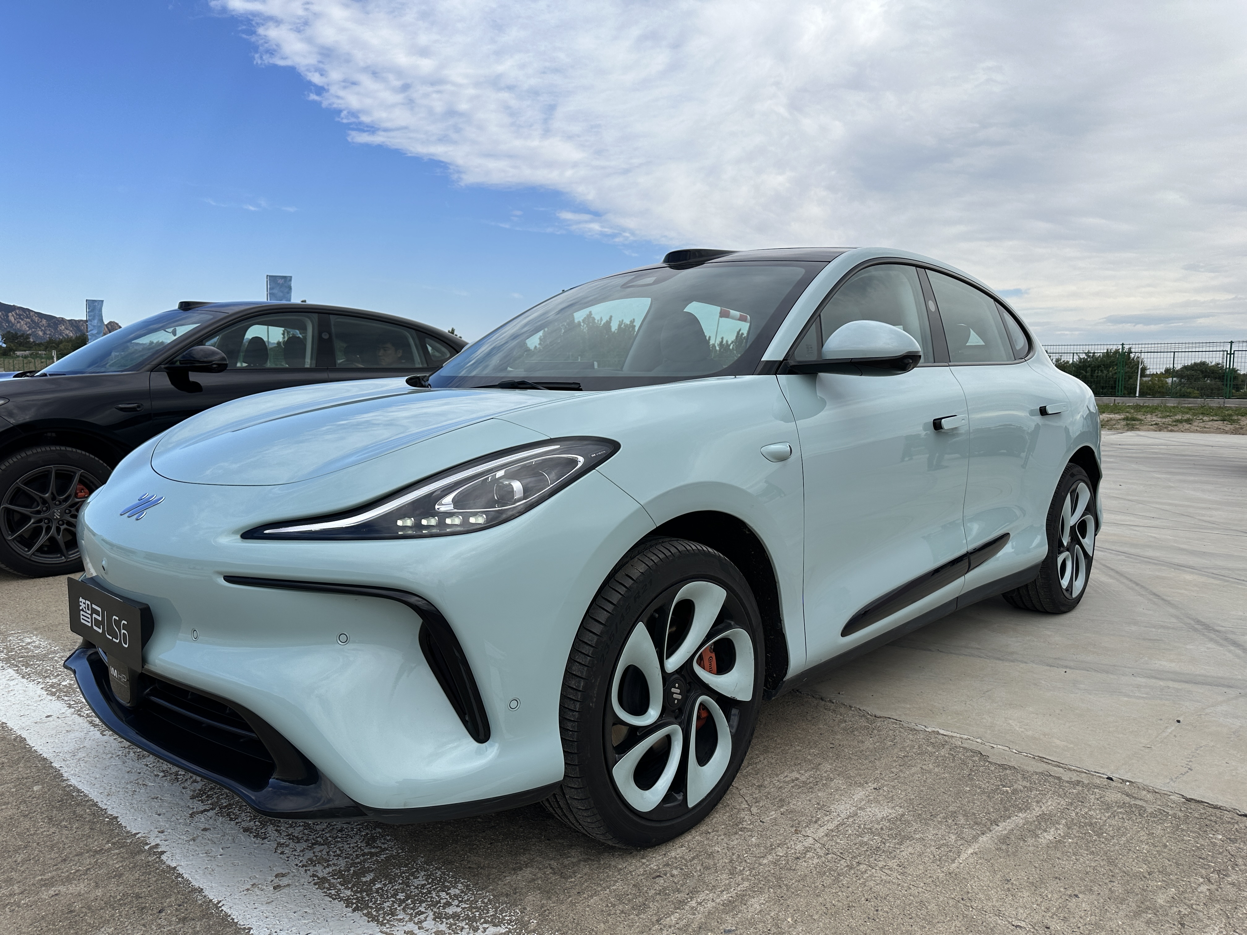 智己旗下首款中大型智能轿跑suv智己ls6正式上市,新车共推出四款车型