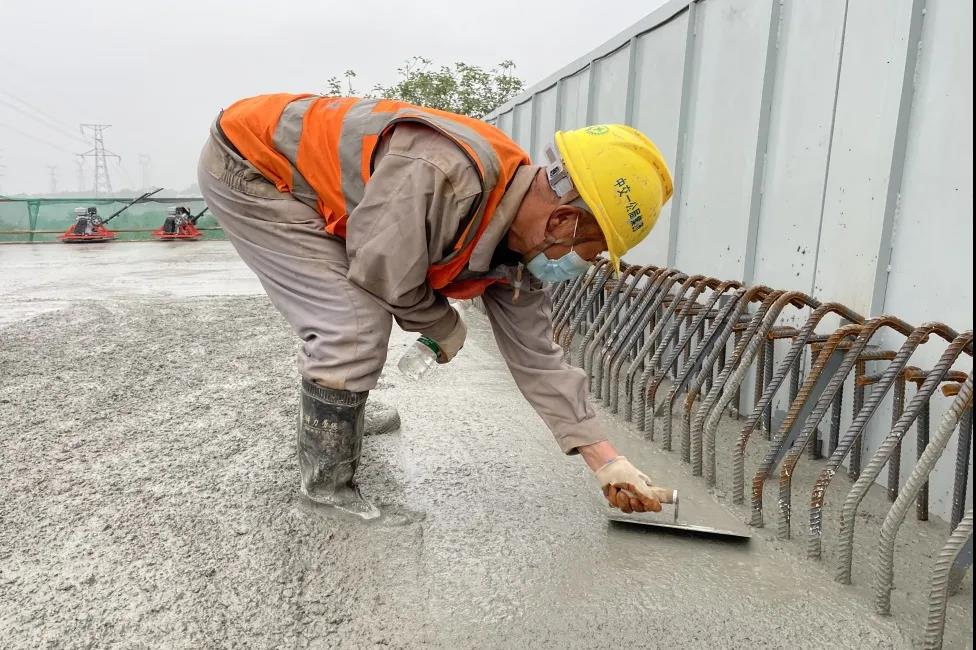 江津至泸州高速堰塘湾大桥钢箱梁桥面铺装正式开始施工
