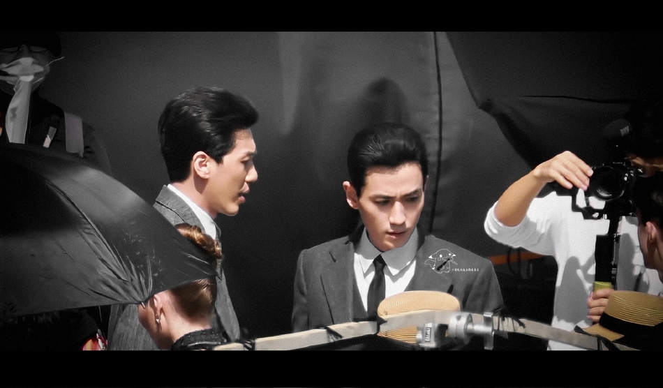 6月25日,朱一龙,白宇拍摄电影《1921》期间的路透照曝光,照片中,两人