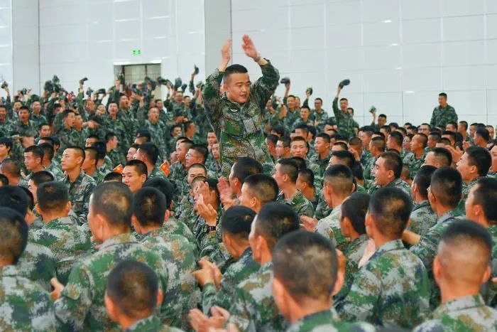 "八一"建军节即将到来之际,大连红旗军歌合唱艺术团走进驻嘉68207部队