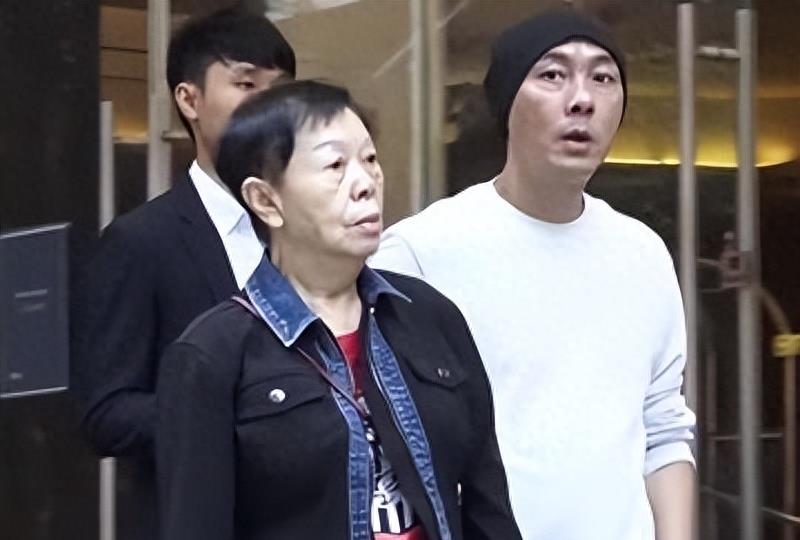 张卫健张茜分离515天终于团聚,相拥秀恩爱贴脸合影打破离婚传闻