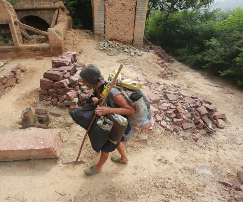 民国有个乞丐能吃瓦片,十年后,因一个"意想不到"的原因去世了