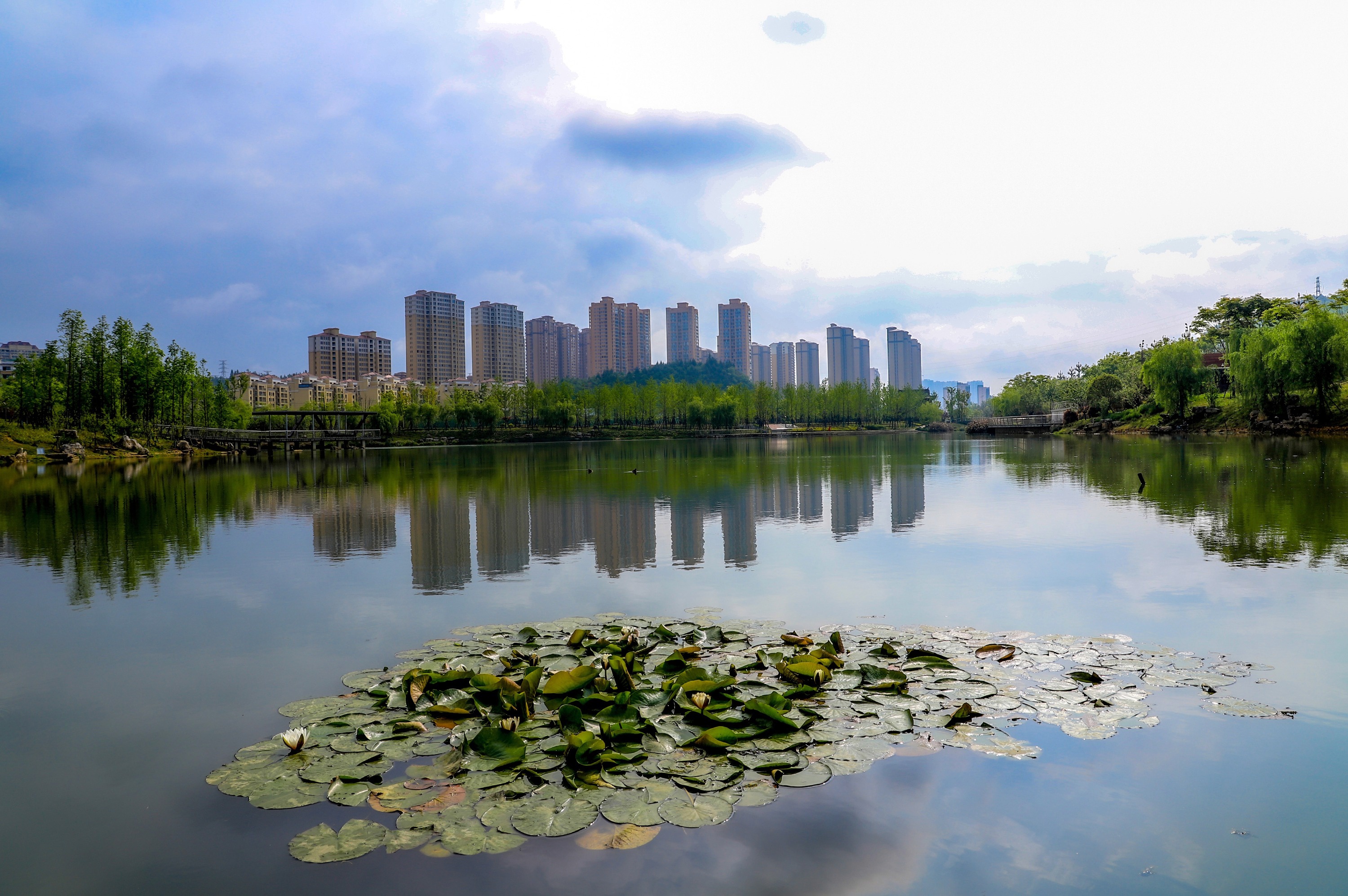 黔西:城市溼地公園景色美