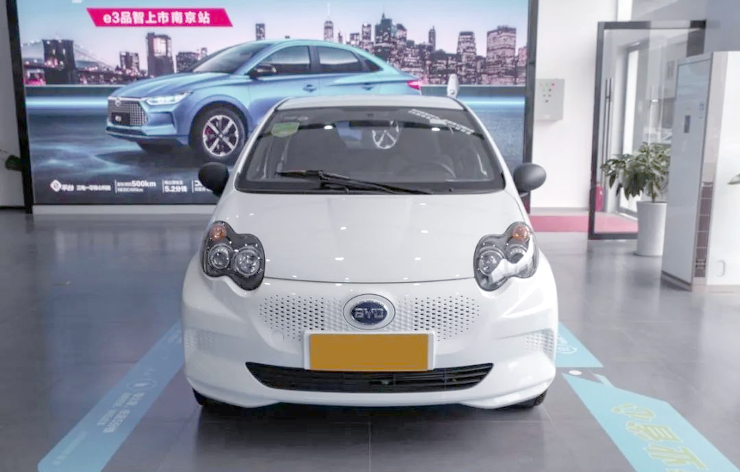 然而,作为电动车的比亚迪e1,在细节上与传统的比亚迪f0仍有所差异