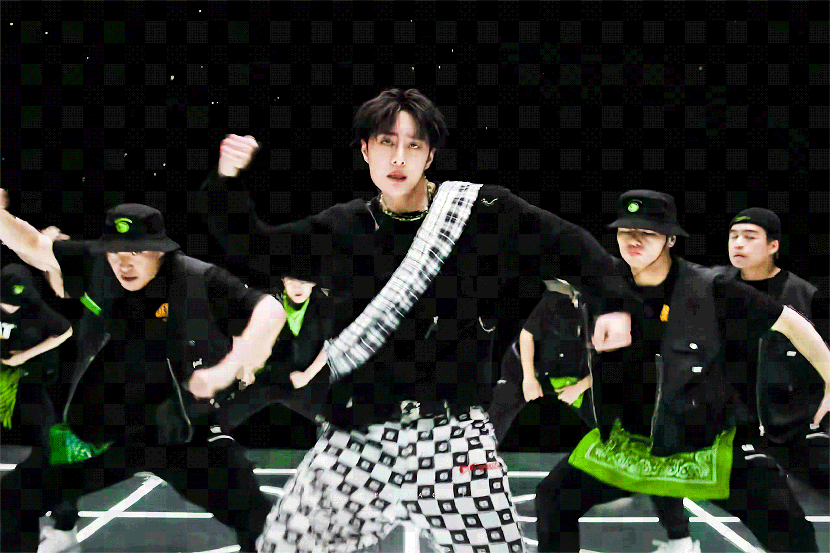 王一博,《街舞4》时尚造型大盘点,这一套,最闪耀