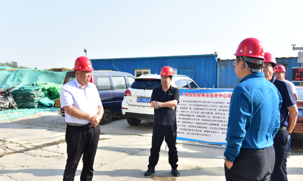 鞠世闻督导调研文明县城创建成果巩固提升工作