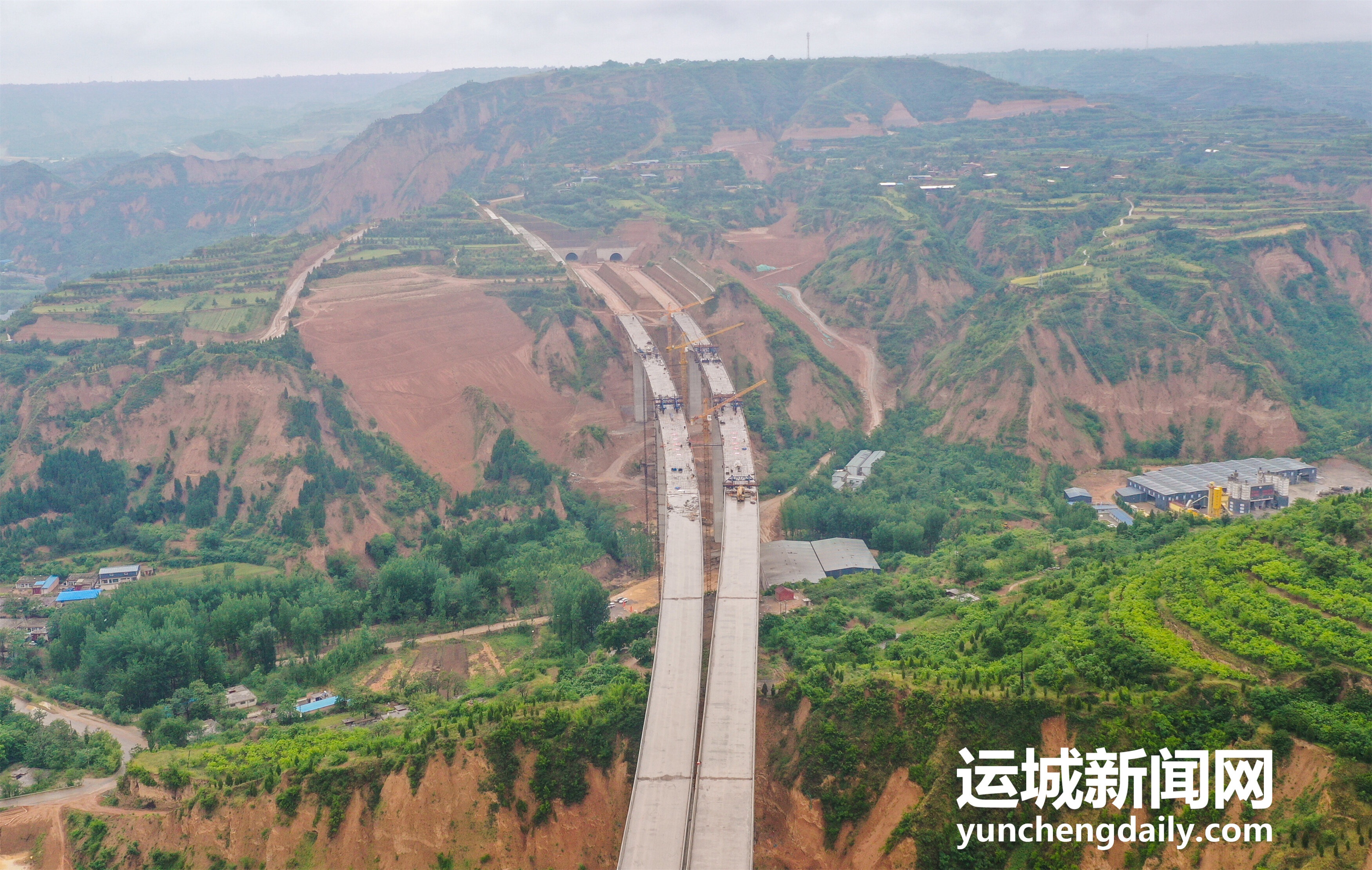 运三高速公路连接线盘南涧特大桥实现全桥合龙