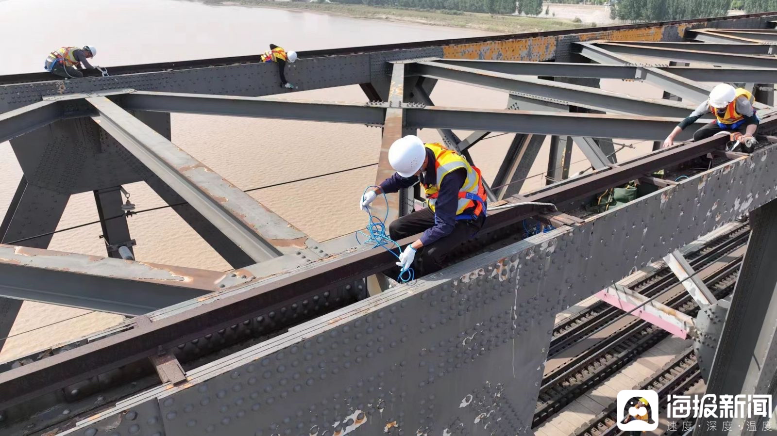 济南工务段采用"静力水准仪技术"对大桥进行全身"体检"