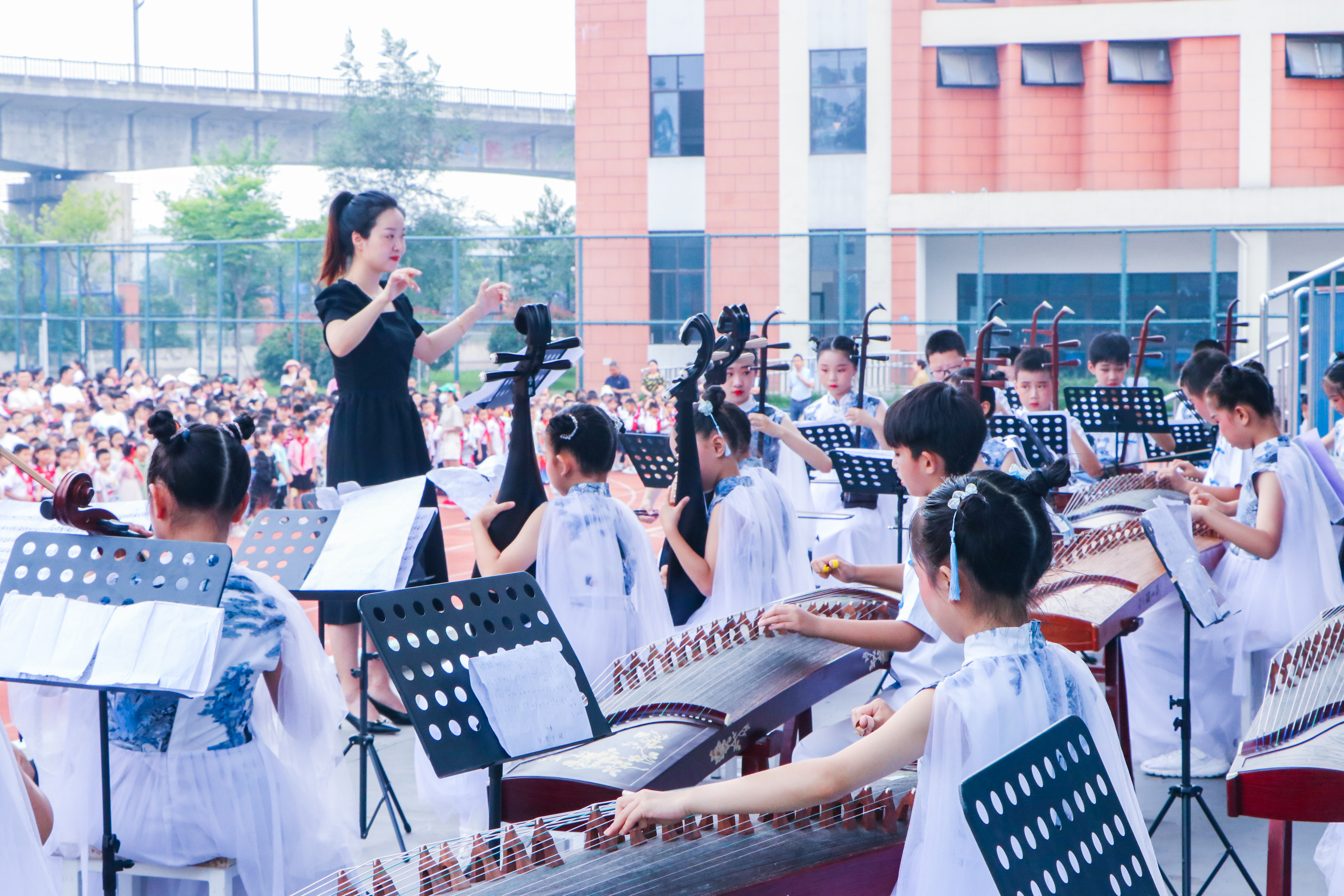 幸福成长,5月31日,眉山市东坡区苏洵小学隆重举行了悦动童心 共向新