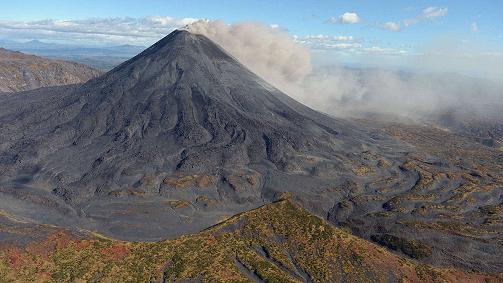 俄罗斯堪察加半岛卡雷姆火山喷出10000米高灰柱