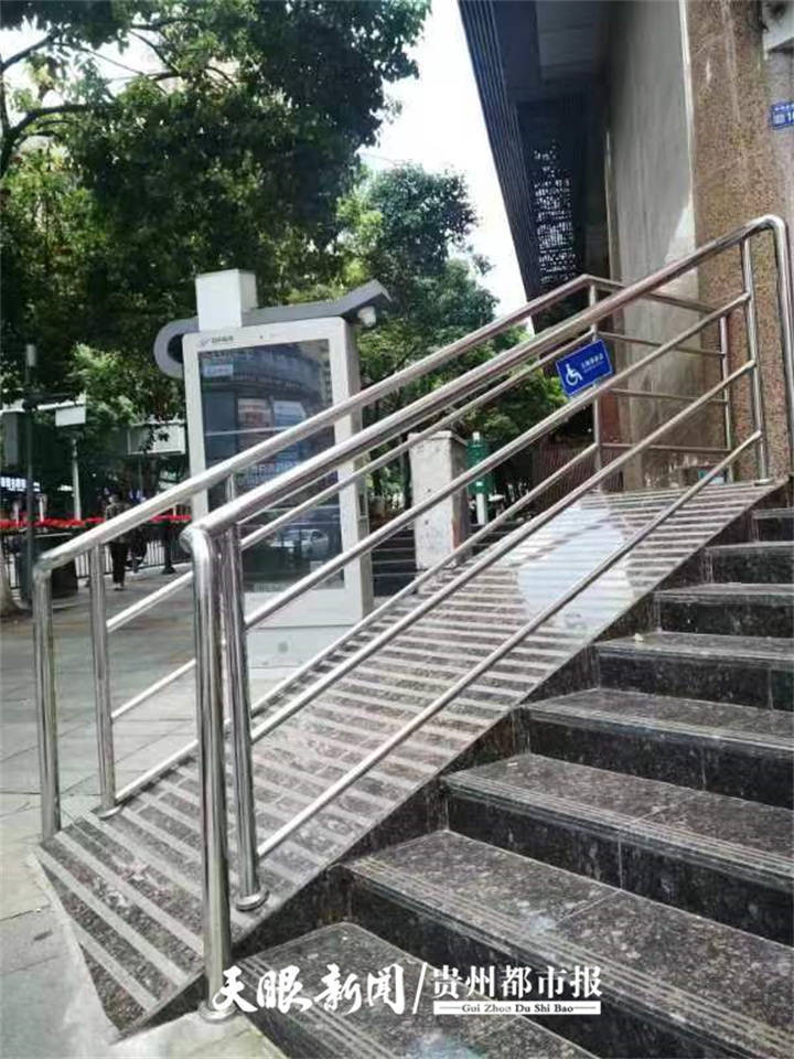 天眼关注喷水池一无障碍通道陡得让人害怕轮椅出行者望坡兴叹