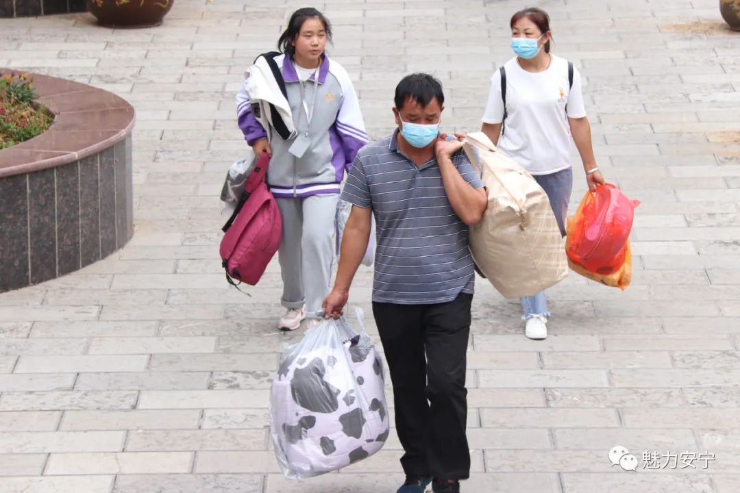 送孩子上学的父母,最温暖的画面.