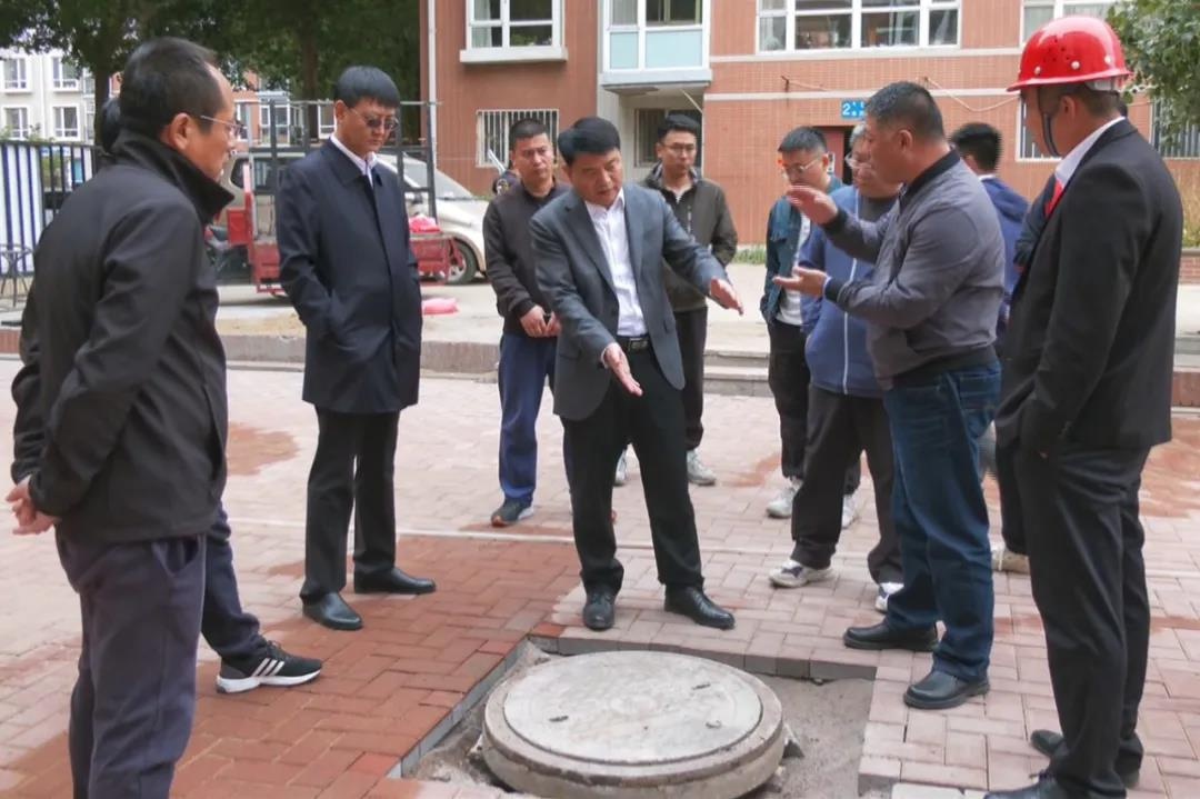 钟青松调研松山区老旧小区改造工作