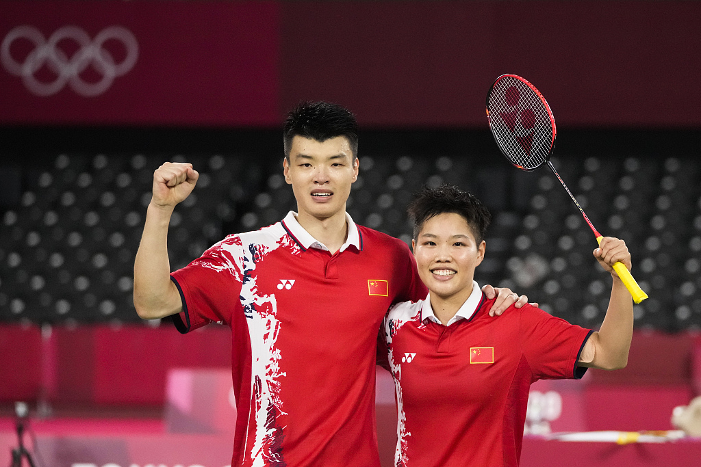 中国队包揽羽毛球混双冠亚军!黄东萍/王懿律夺冠