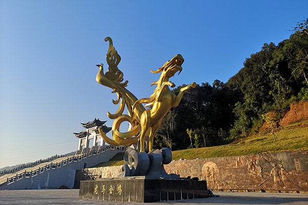 普洱江城:精美浮雕壁画"金鸡龙马"即将落成