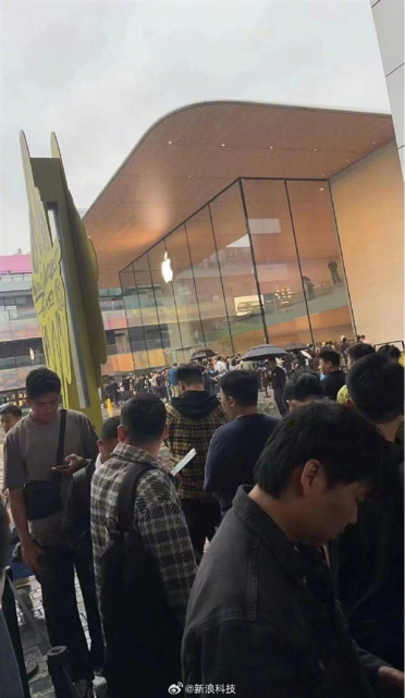这才是信仰！iPhone 16今天开卖：北京上海用户暴雨中在苹果店大排长龙