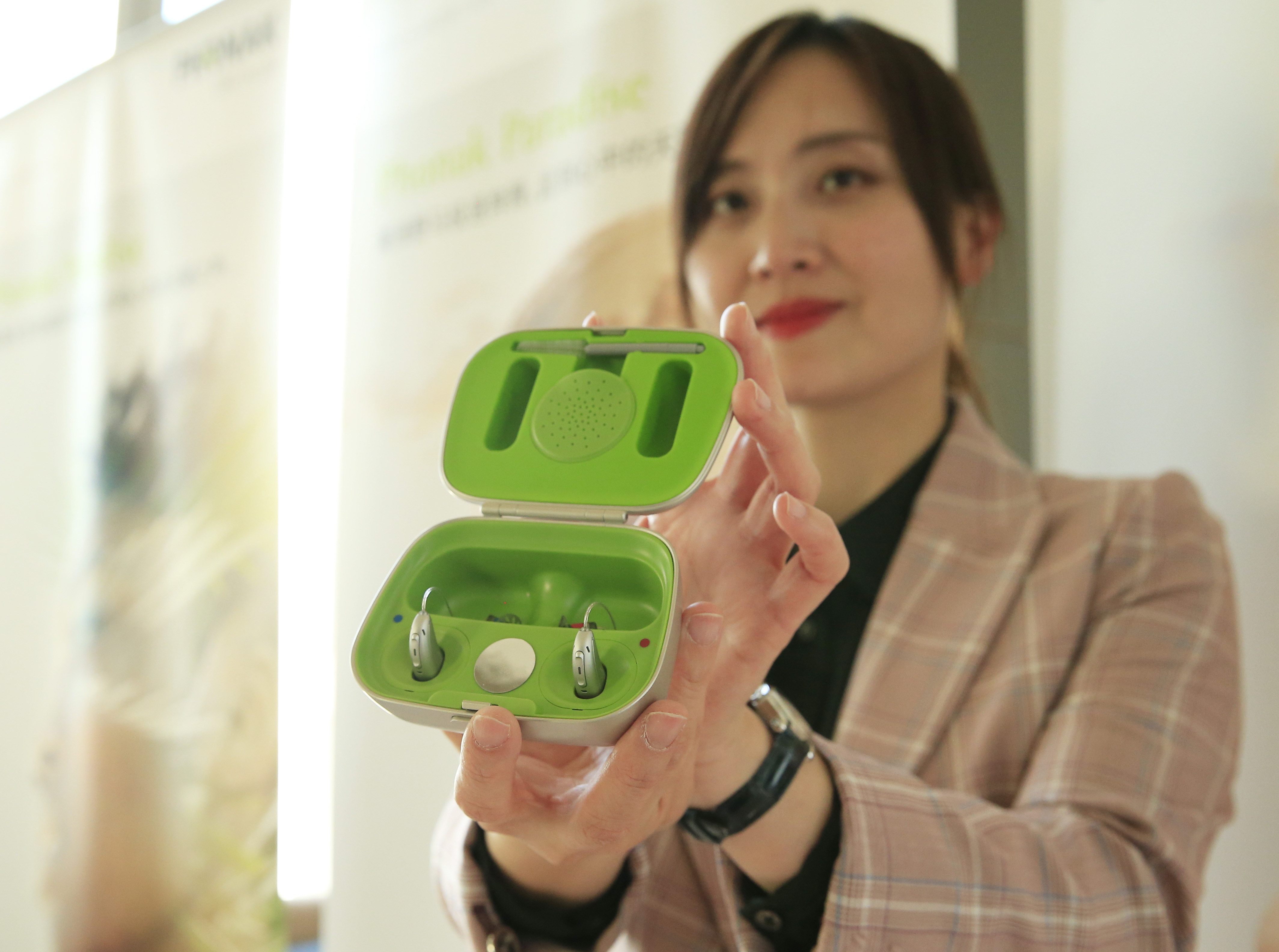 搭载智能芯片及听觉运动传感器的助听器亮相北京