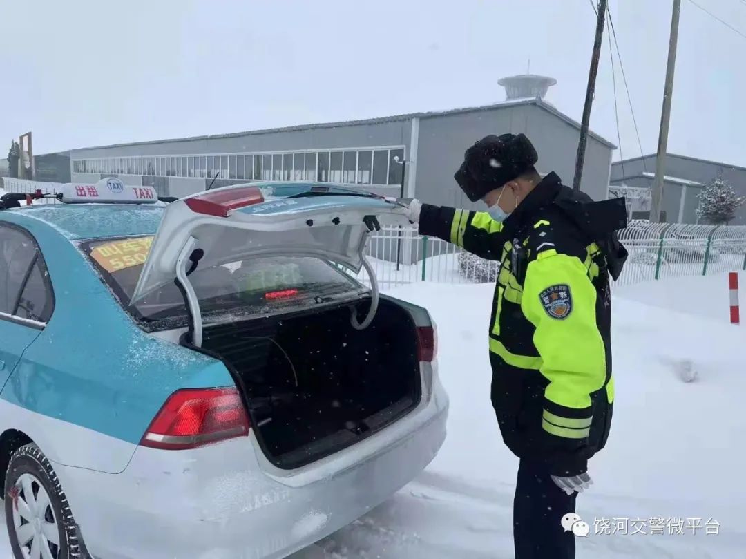 双鸭山风土人情——饶河交警开展出租车非法加装液化气罐专项整治