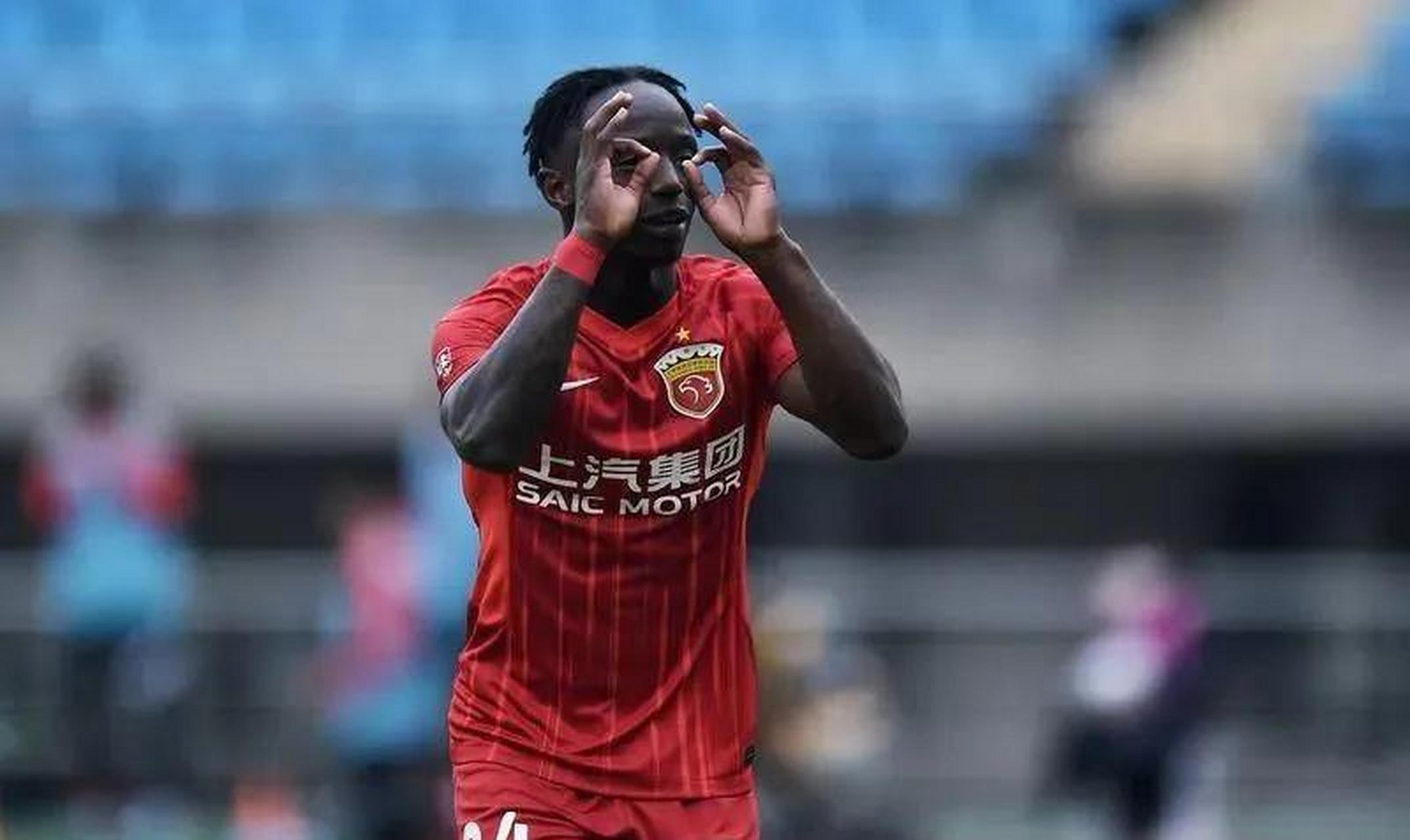 上海海港的卡隆如果放在其他球队绝对是大腿的存在,在上港却只能委屈