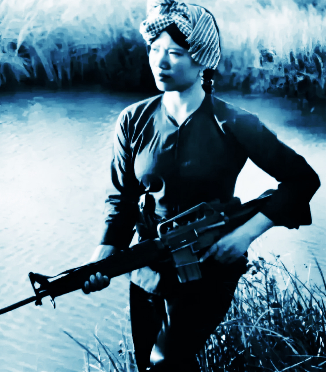 1972年,越南战争期间,一名越南女兵在一条小河边巡逻.