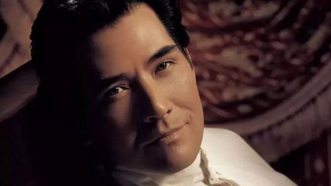 三十多年前,曾在央视春晚上蹦迪的费翔,如今过得怎样呢?